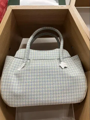 스카이블루와 베이지 체크 무늬 핸드백