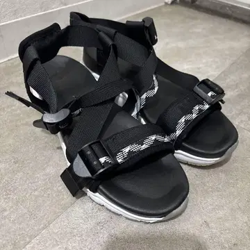 블랙 스트랩 샌들