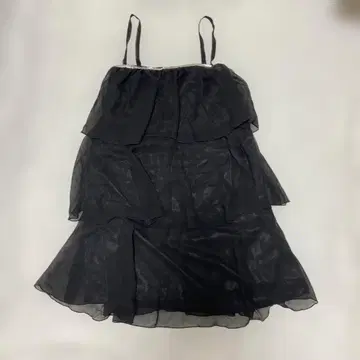 프릴이 달린 블랙 쉬폰 원피스