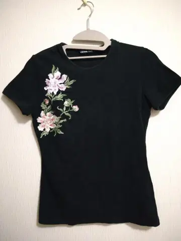 VIENNE TAM 꽃무늬 자수 반팔 티셔츠