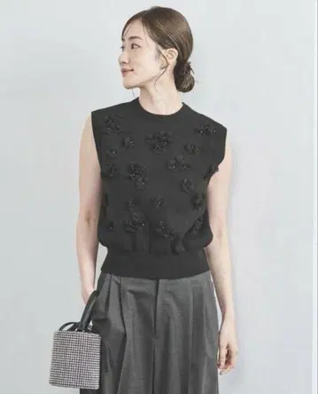 UNITED ARROWS 3D 플라워 모티브 슬리브리스 니트 블랙