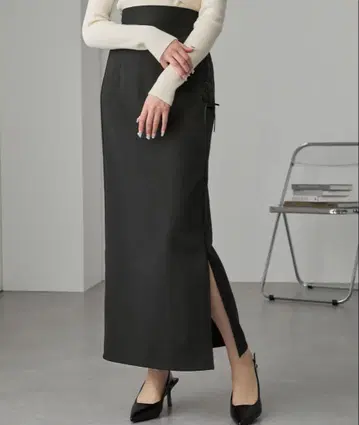 슬릿이 있는 블랙 타이트 스커트
