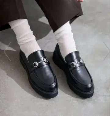 루타론 블랙 가죽 로퍼 금장 장식