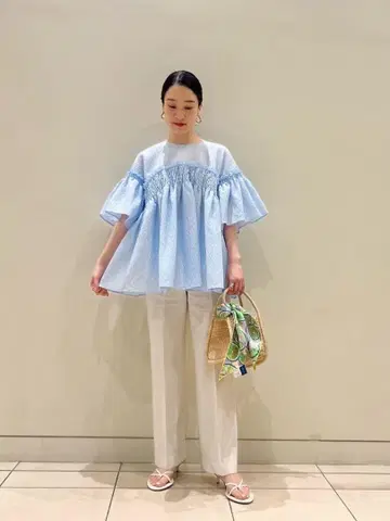 UNITED ARROWS 에어리 자카드 셔링 플레어 슬리브 블라우스
