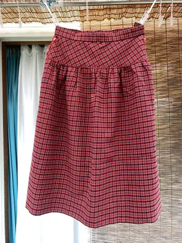 빨간색과 검은색 체크 플레어 스커트 무릎 기장 울?