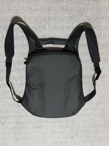 less is 얇은 백팩