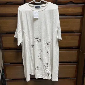 drugstore's 모크 그레이 반팔 티셔츠 꽃무늬 자수