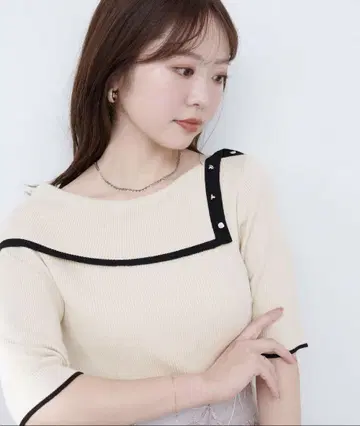 오프 숄더 아지메 넥 리브 니트