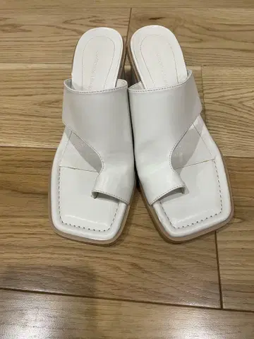 카프리슈 레마쥬 톤그 뮬 샌들