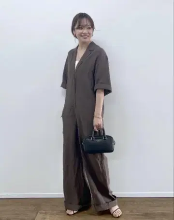 하프 슬리브 점프 수트