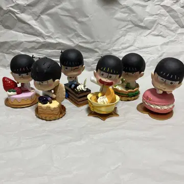 오소마츠 6쌍둥이 피규어 케이크 디저트