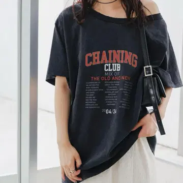 kastane 오프숄더 피그먼트 로고 티셔츠