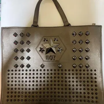 보이 런던 메탈릭 골드 스터드 토트백