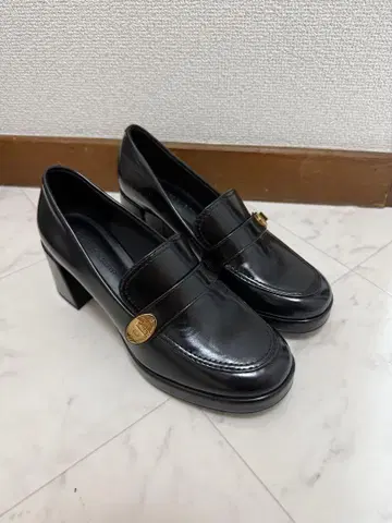 블랙 로퍼 골드 금장 장식