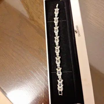 SWAROVSKI 엘레강트한 잎 디자인 팔찌