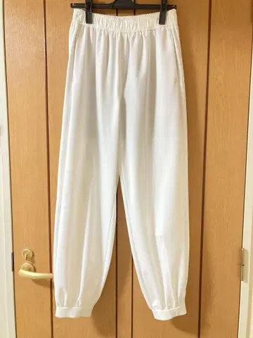 스터닝 루어 캐주얼 화이트 팬츠