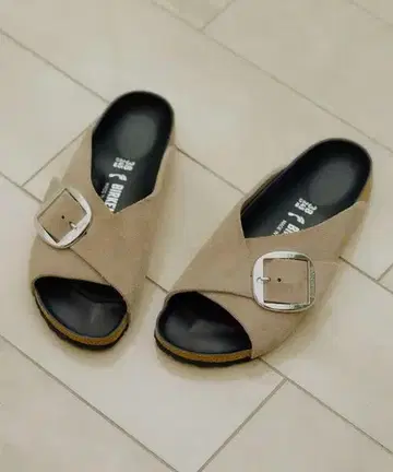 BIRKENSTOCK 베이지 버클 샌들