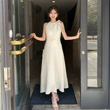 holidayandholiday 리본 넥 플레어 원피스 화이트