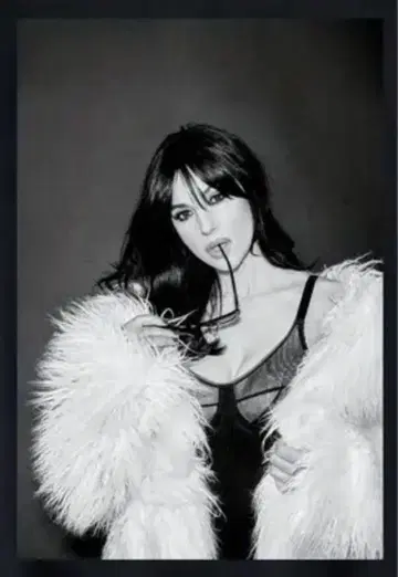 Monica Bellucci 모니카 벨루치 티셔츠 패션 모델