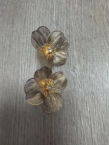 골드 컬러 꽃 디자인 귀걸이 카멜리아 섬세 빅
