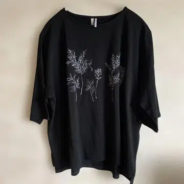 TUTIE. 꽃무늬 자수 오분 소매 상의
