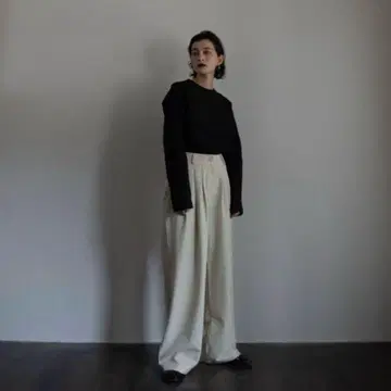 세 겹 접힌 넓은 바지 / 노차
