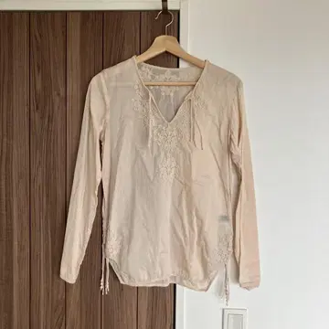 zucca 코튼 자수 블라우스 옅은 베이지색