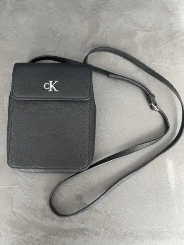 칼빈 클라인 CK 블랙 스마트폰 숄더백