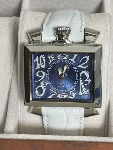 가가 밀라노 화이트 가죽 스퀘어 시계