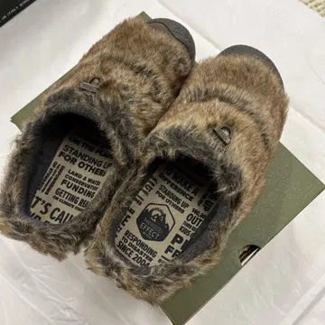 KEEN 퍼 샌들