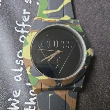 GUESS 카모 패턴 쿼츠 손목시계