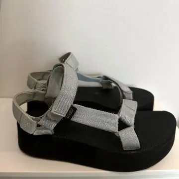 Teva 샌들
