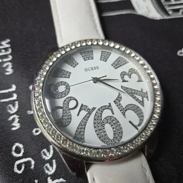 GUESS 화이트 다이얼 손목시계