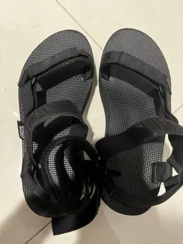 Teva 블랙 플랫폼 샌들