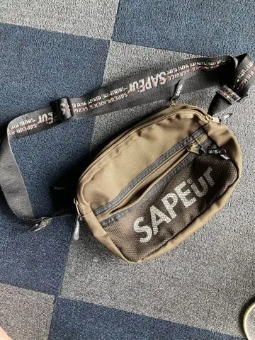 SAPEUR 바디백 올리브
