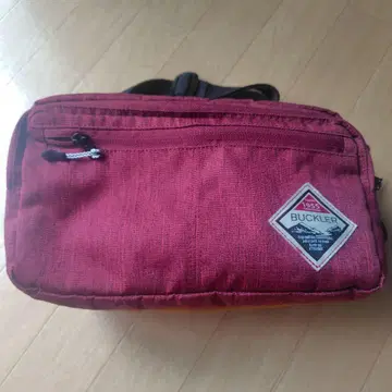 카메라 백 BUCKLER 바디백 레드