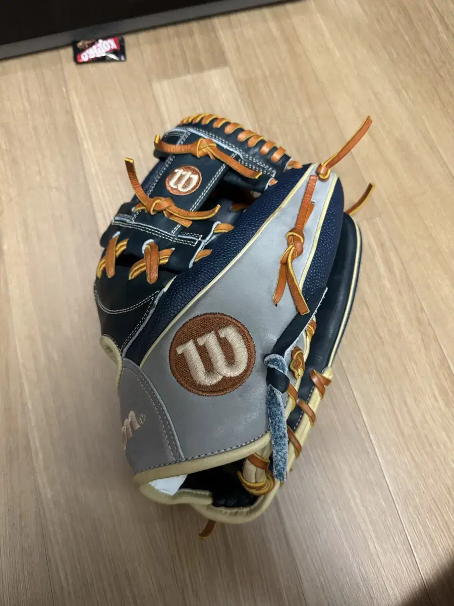 Wilson a2000 2024 Lee uchan infield