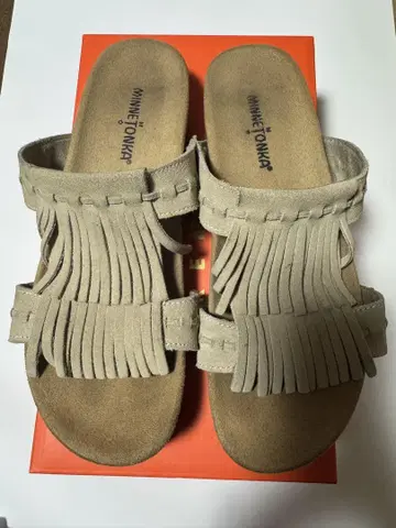 MINNETONKA 프린지 컴포트 샌들 베이지