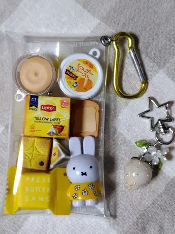 가챠 파우치와 딸기 참, 프레스 버터 샌드, 립톤, 옐로우 컬러