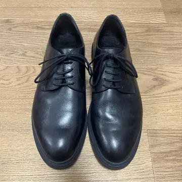 가죽 신발이 정말 깨끗합니다.