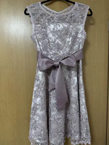 옅은 핑크 자수 슬리브리스 원피스