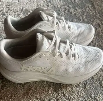 HOKA 호카오네오네 린콘 4 화이트 스니커즈