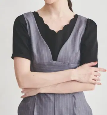 트란테안 손 드 모드 스캘럽 티셔츠 프로포션
