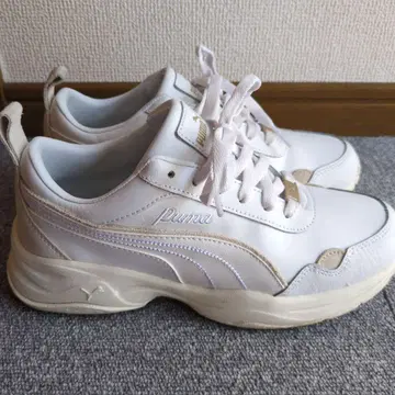 Puma 화이트 스니커즈