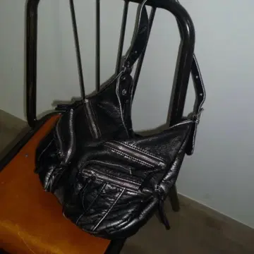블랙 가죽 느낌의 숄더백