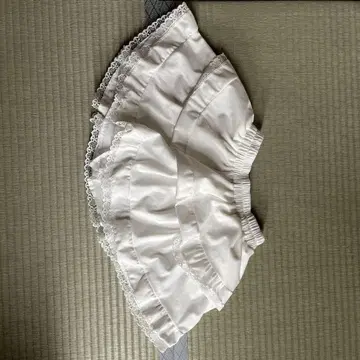 프릴이 달린 화이트 미니 스커트