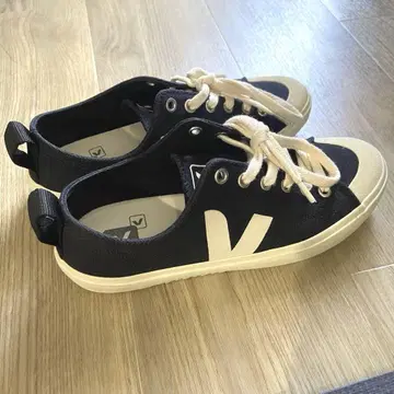 VEJA 블랙 스니커즈