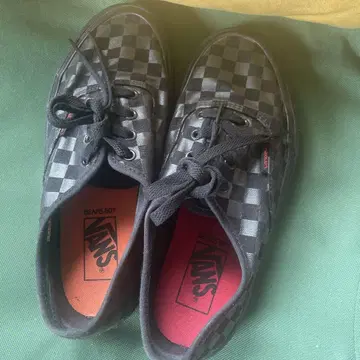 VANS 체크 무늬 블랙 스니커즈 24