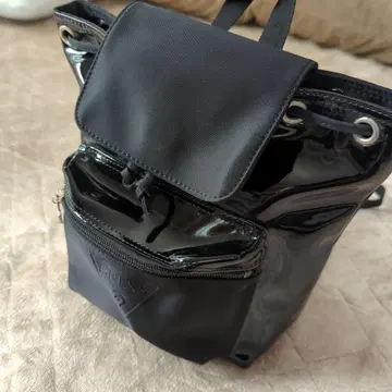 GUESS 블랙 미니 백팩