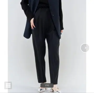 이에나 더블 크로스 턱 테이퍼드 팬츠 블랙